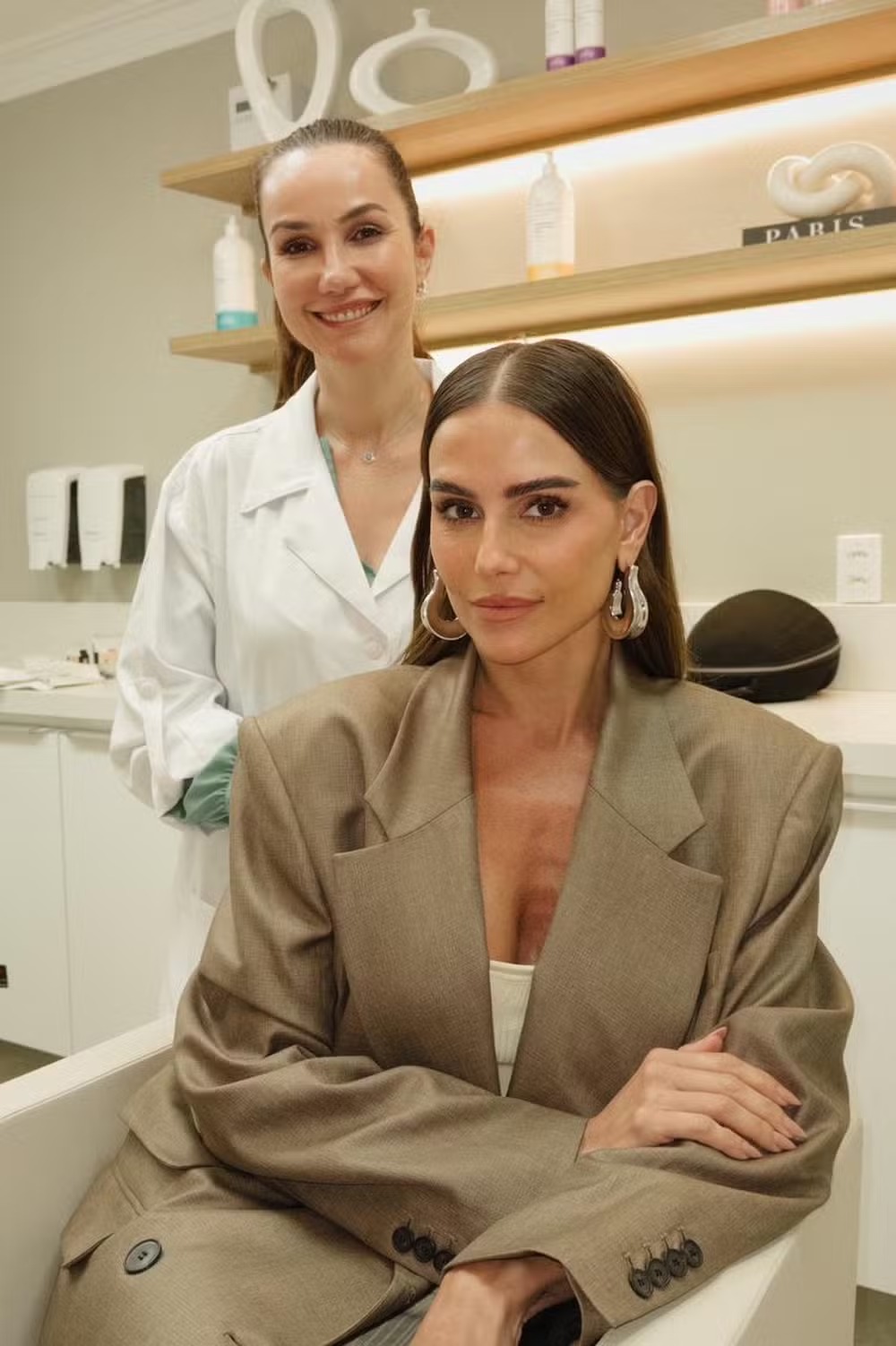 Deborah Secco faz transplante de sobrancelha e mostra resultado