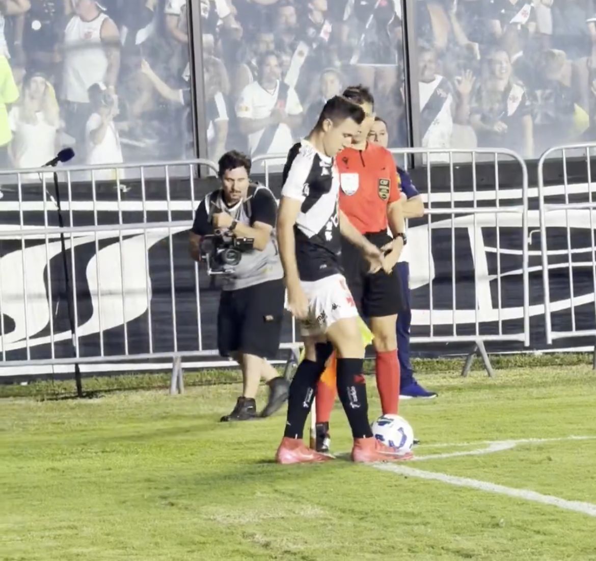 Vasco goleia Fortaleza e abandona a zona de rebaixamento