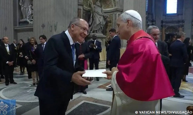 Alckmin entrega ao Papa convite para visitar o Brasil durante a COP30