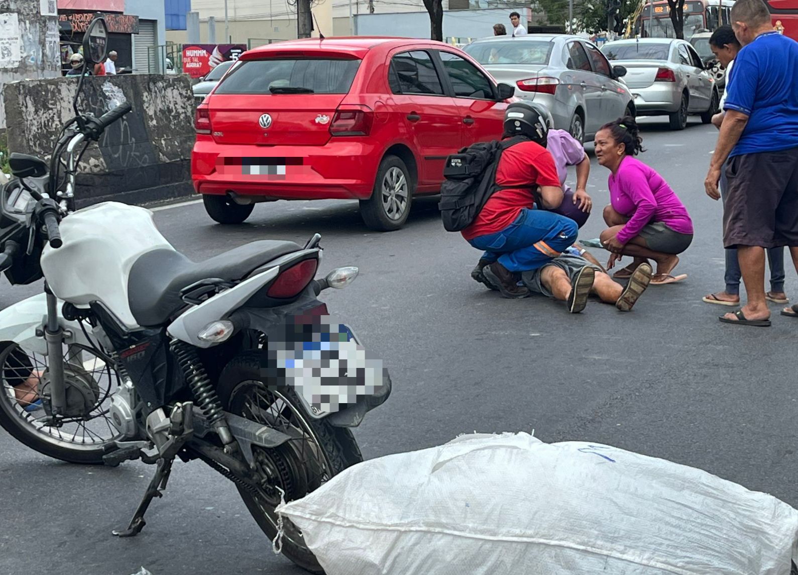 Idoso é atropelado por moto ao tentar atravessar a Grande Circular