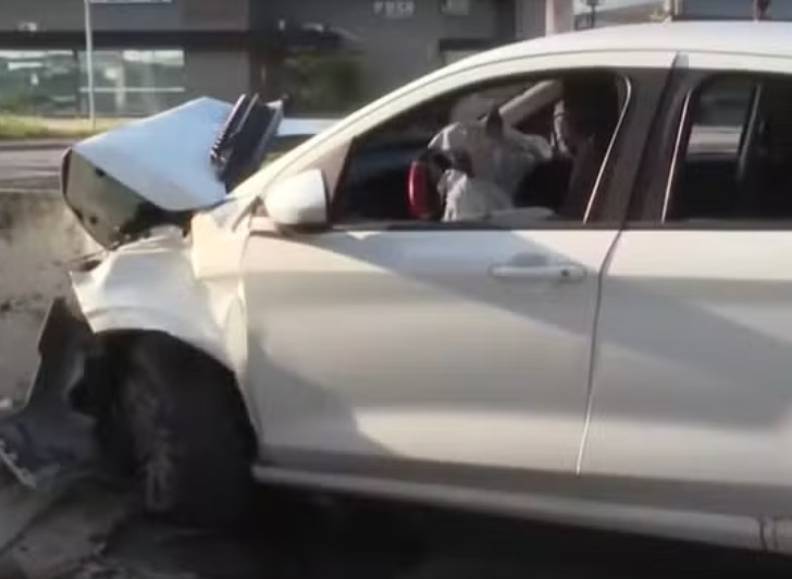 Perseguição entre carros após tiroteio acaba em acidente na Rodrigo Otávio