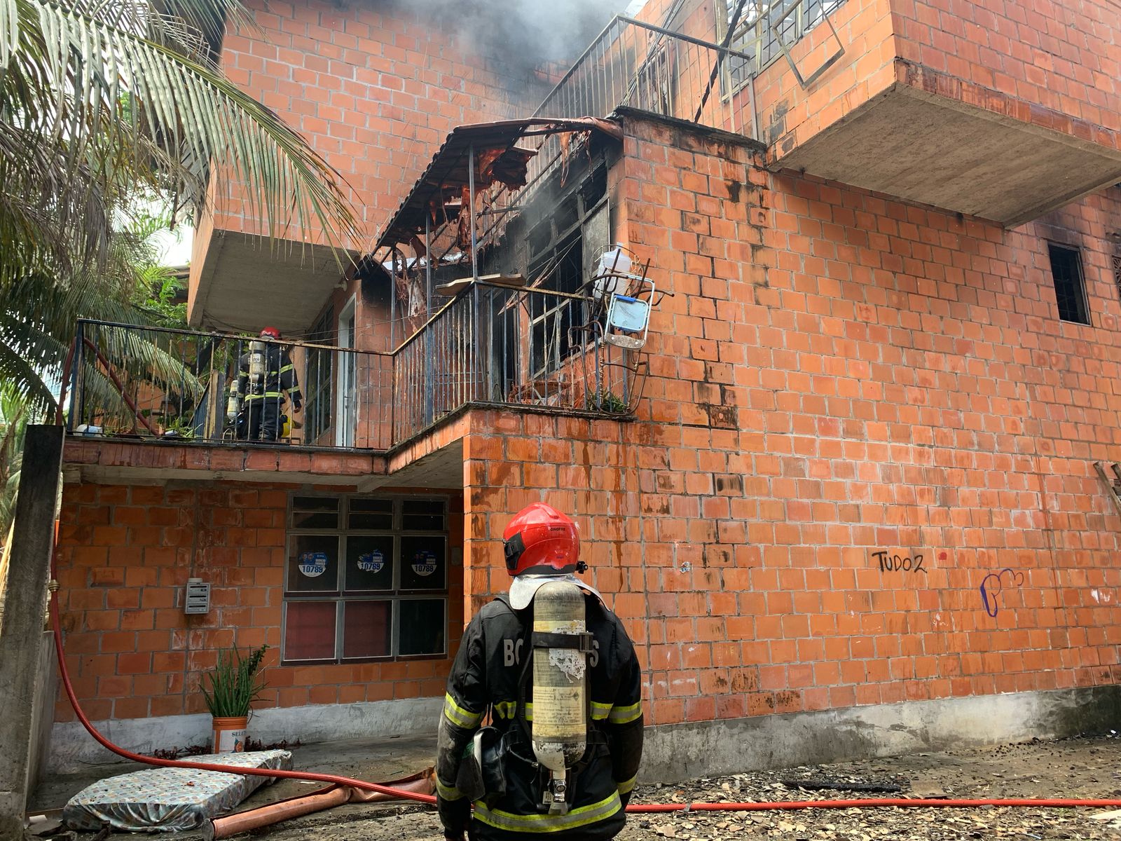 Incêndio que deixou 8 feridos na Praça 14 atingiu dois apartamentos