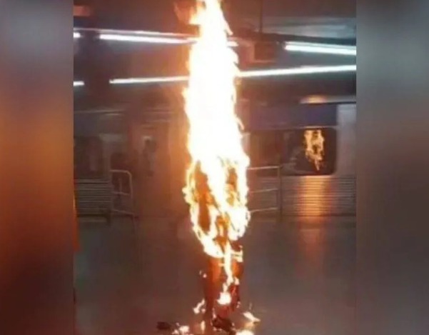 Homem ateia fogo no próprio corpo em metrô de São Paulo