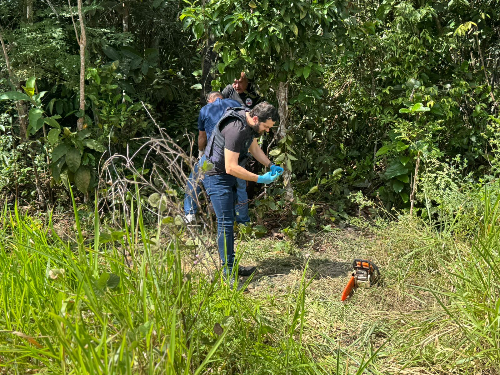 Motosserra fica presa na mão de idoso após descarga elétrica fatal na AM-010