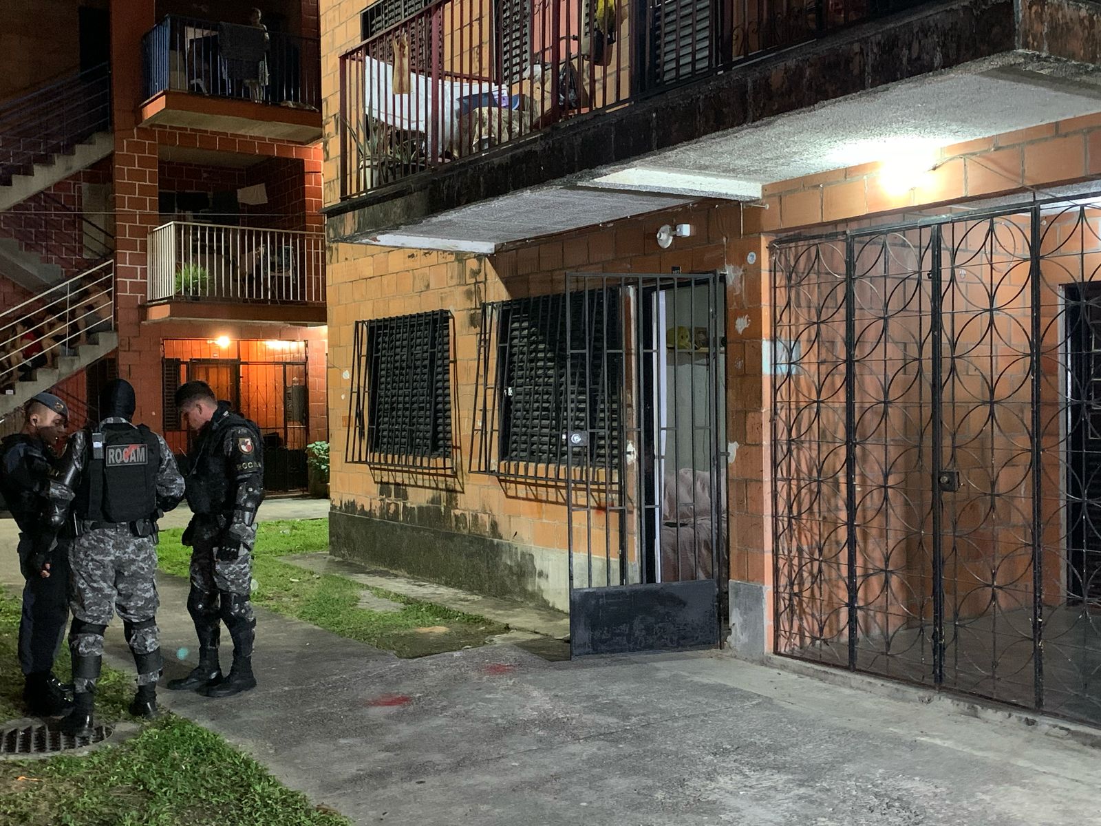 Jovem é morto a tiros dentro de apartamento no Prosamim