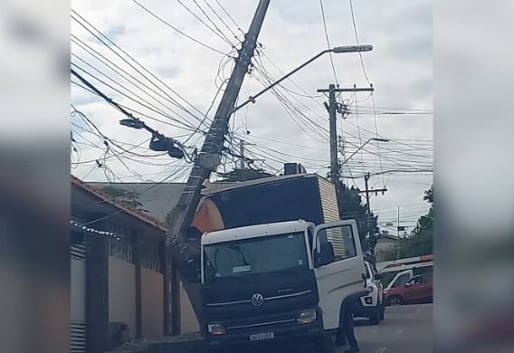 Caminhão atinge poste e deixa moradores sem energia no Parque 10