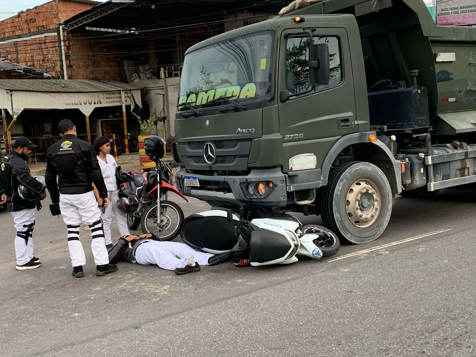 Motociclista quebra pé em acidente com caminhão na Av. Rodrigo Otávio