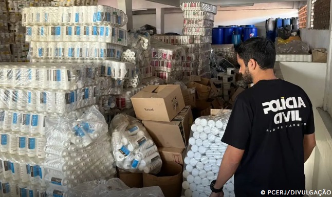 Polícia fecha duas fábricas clandestinas de cosméticos no Rio