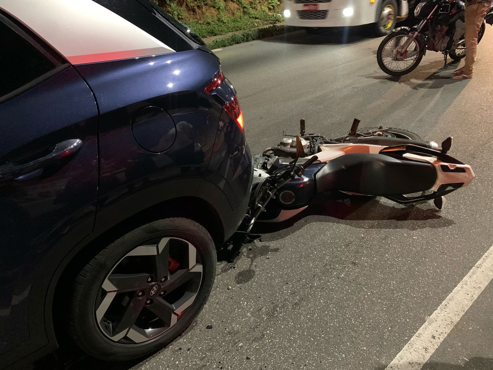 Motociclista e garupa ‘voam’ em colisão com carro na Av. Rodrigo Otávio