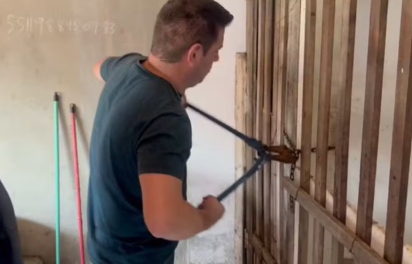 Pais são investigados por tortura de filho autista mantido em 'jaula'