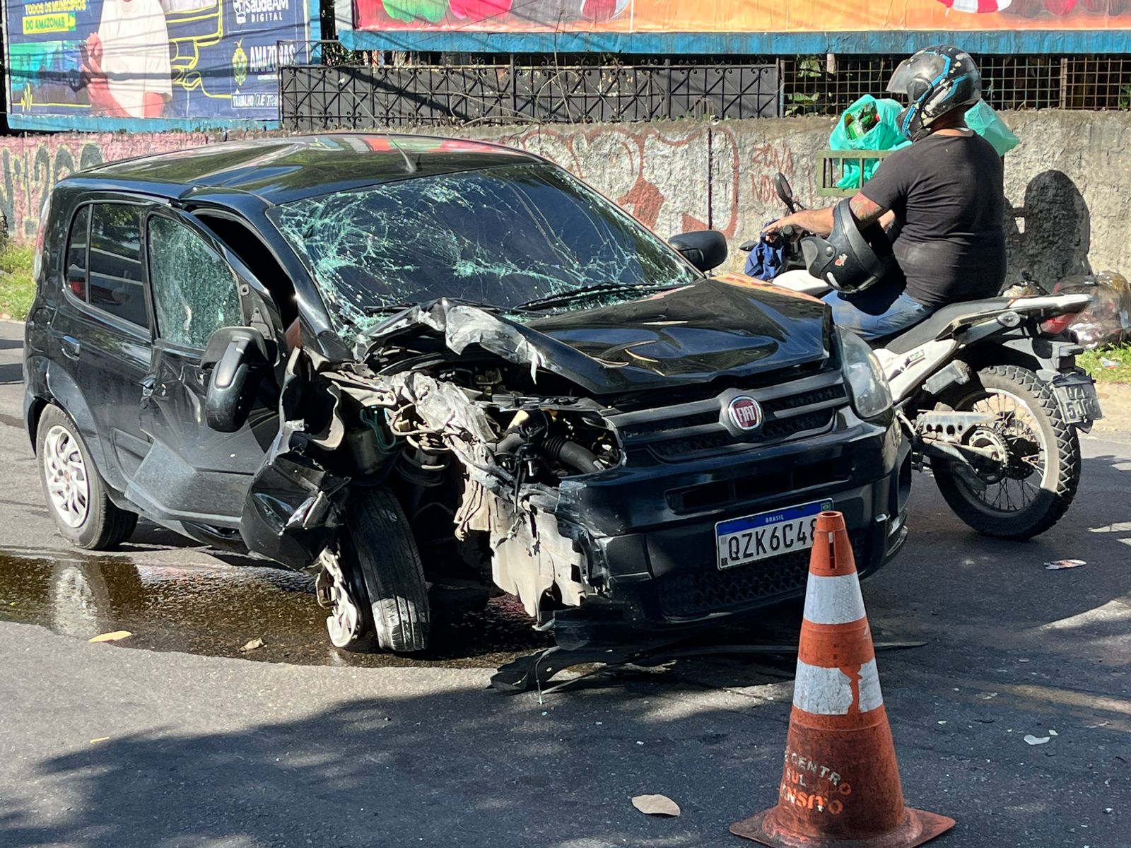 Carro colide com poste na Avenida Efigênio Salles em Manaus