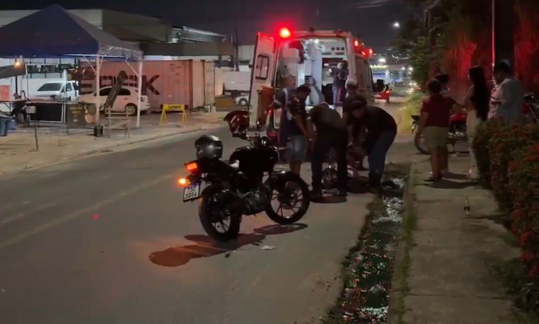 Motociclista e garupa ficam feridos em acidente com carro no bairro Flores