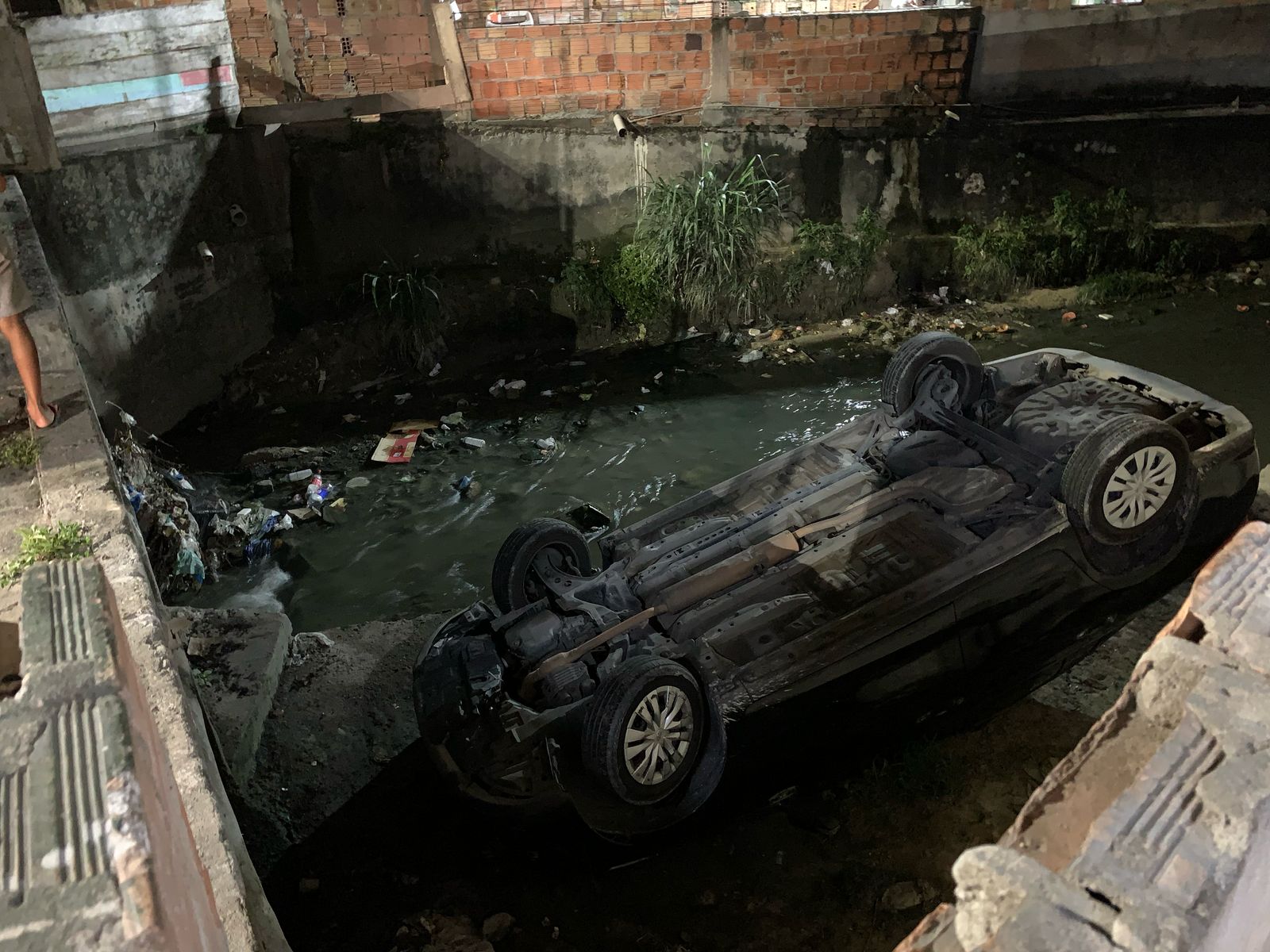 Idoso cai com carro dentro de rip-rap no São José ao seguir aplicativo