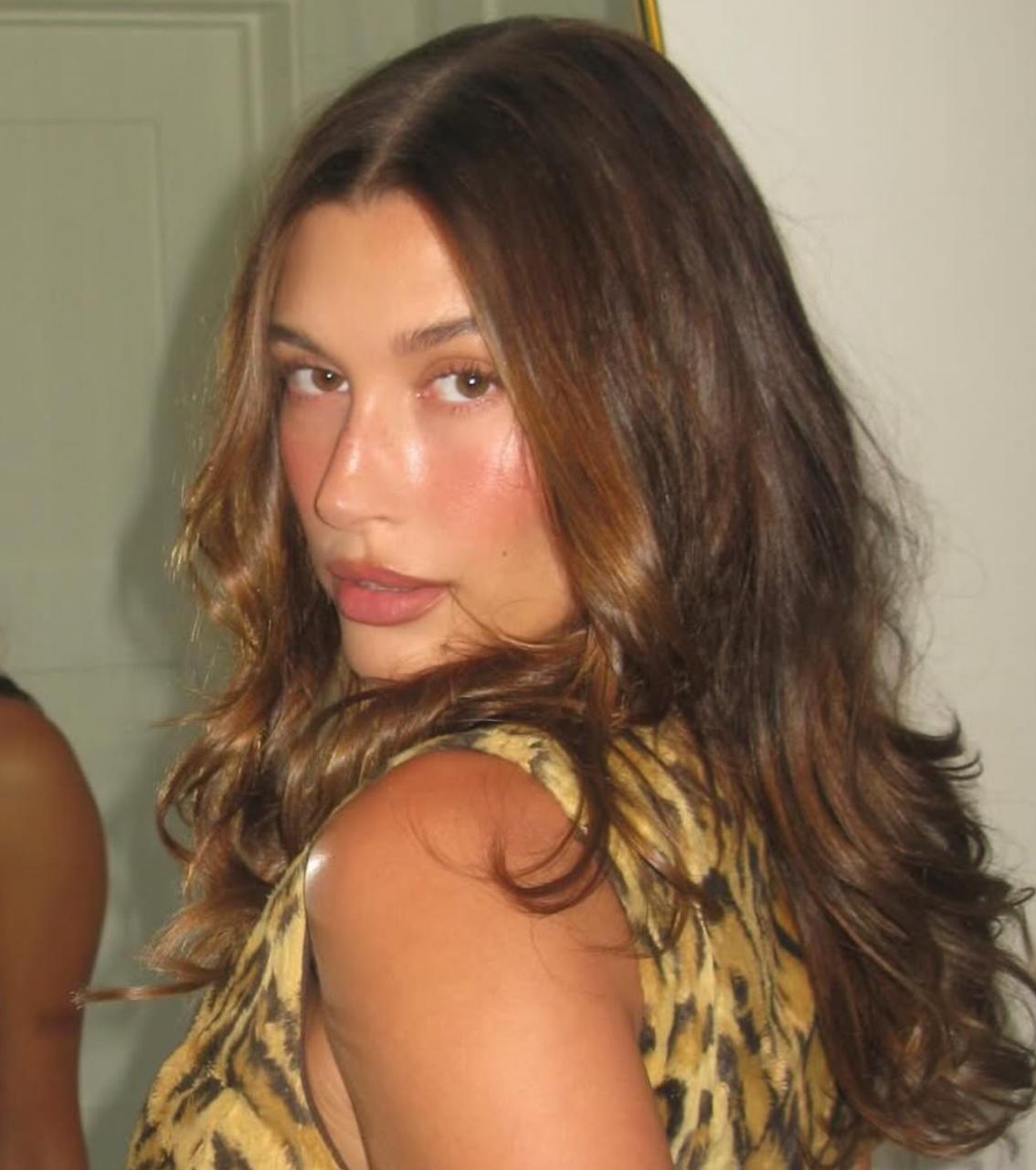 Hailey Bieber exibe mão sem aliança após briga com Justin; veja