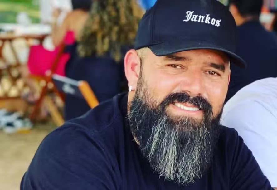 Cantor de forró morre após passar mal em show