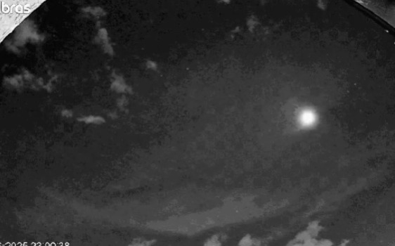 Bola de fogo cruza o céu de Brasília e impressiona durante a noite