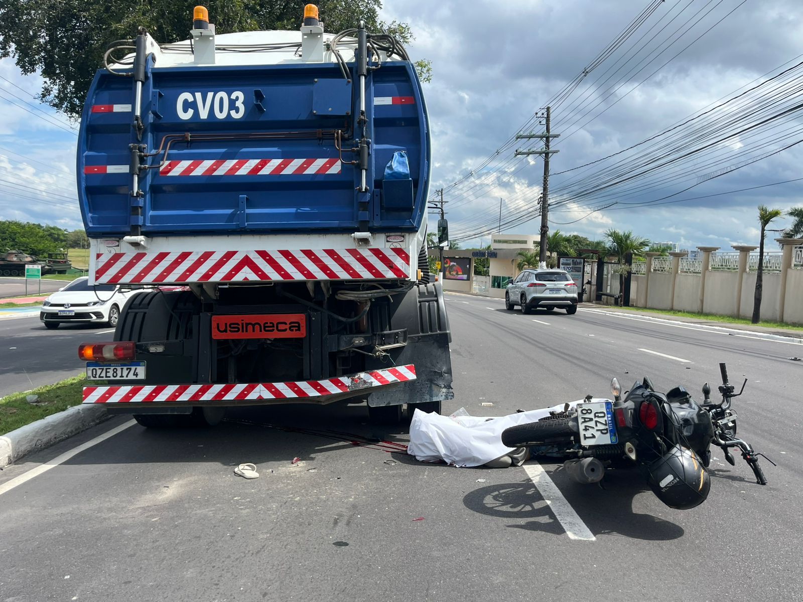 Motociclista de app morre ao colidir com caminhão na Ponta Negra