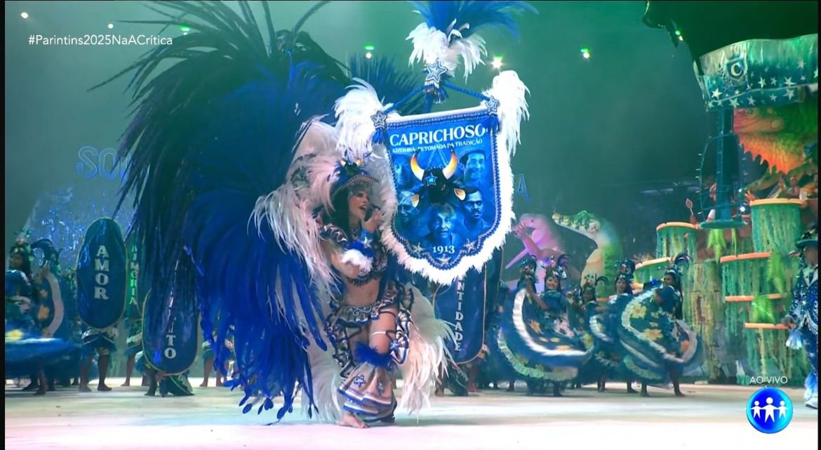 Porta-Estandarte do Caprichoso é aclamada por performance única na arena