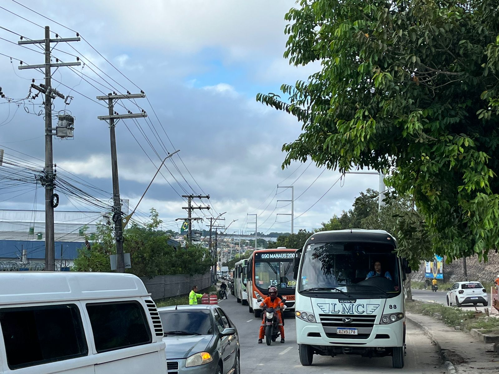 Contêiner tombado causa congestionamento quilométrico na Av. Autaz Mirim