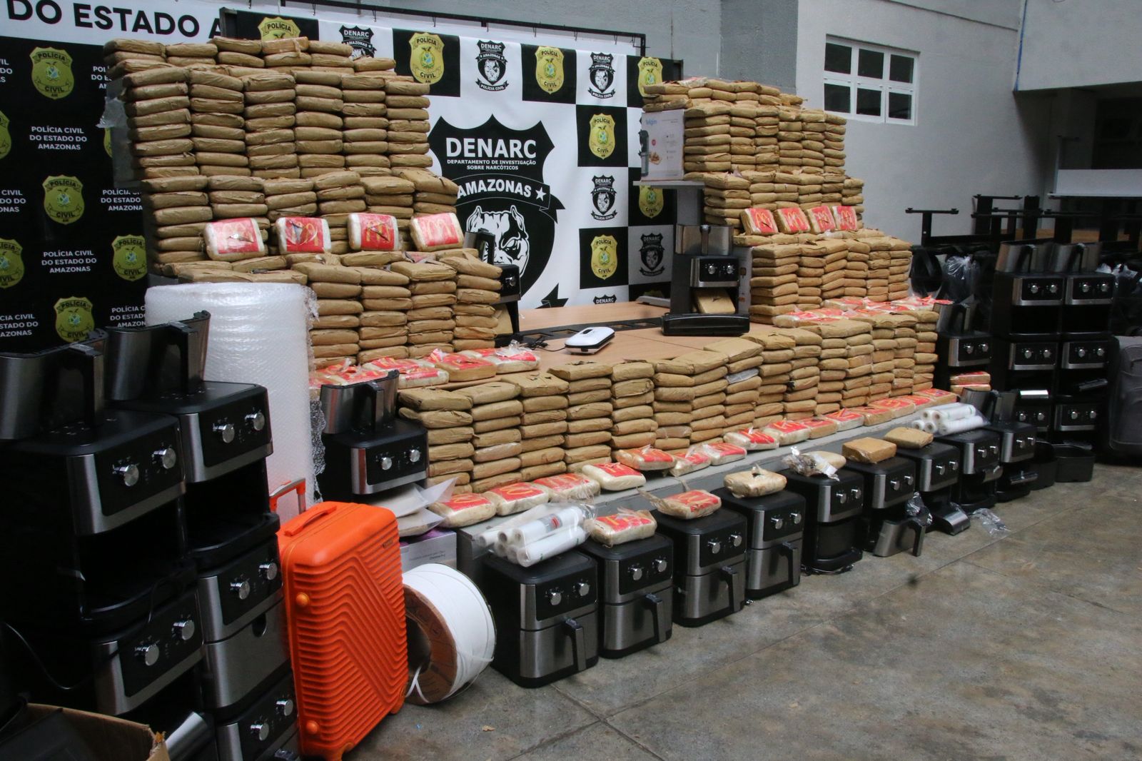 Polícia desarticula esquema de envio de drogas em air fryers no Amazonas