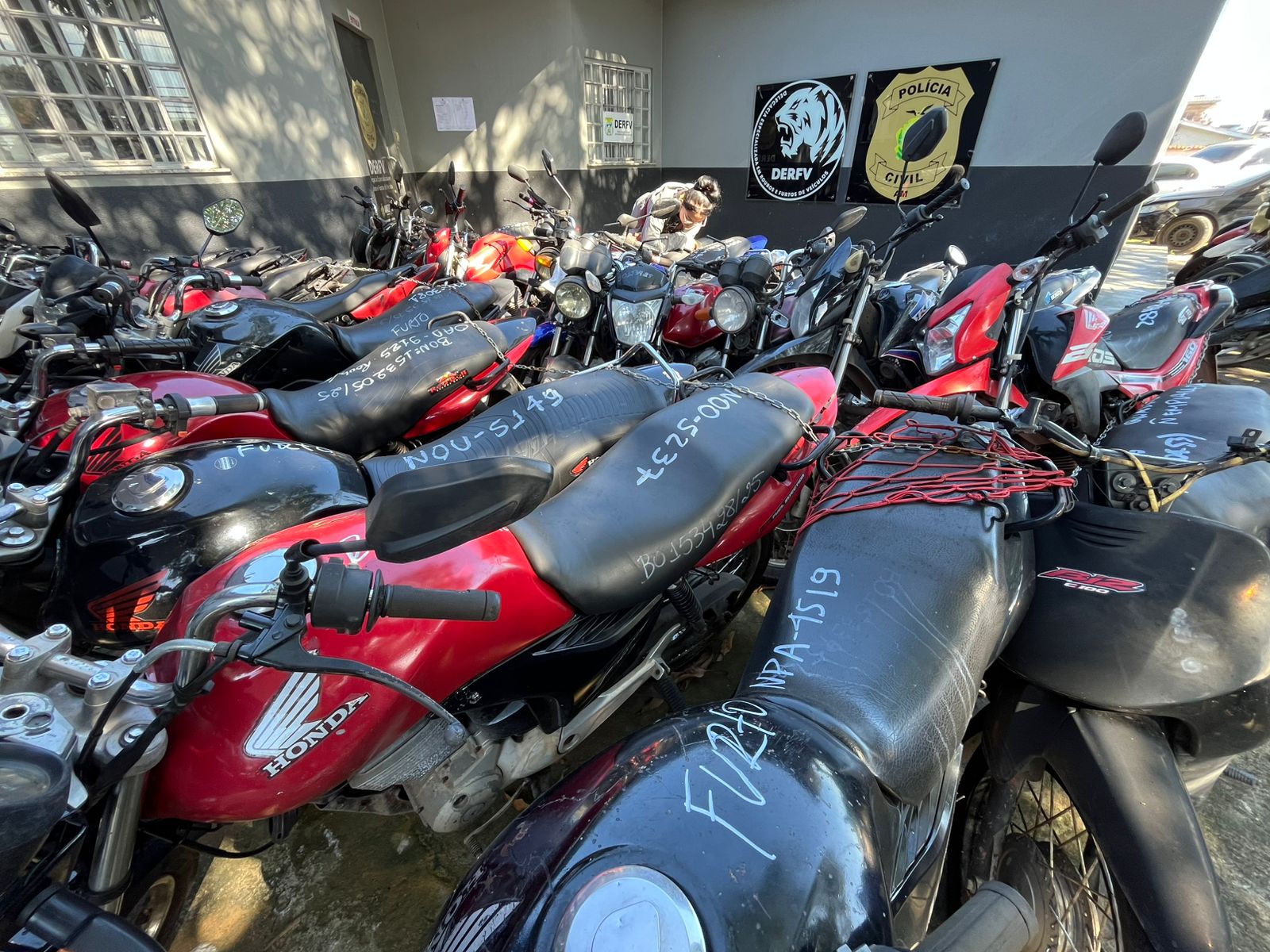 Operação mira oficinas em Manacapuru e Coari para achar motos roubadas