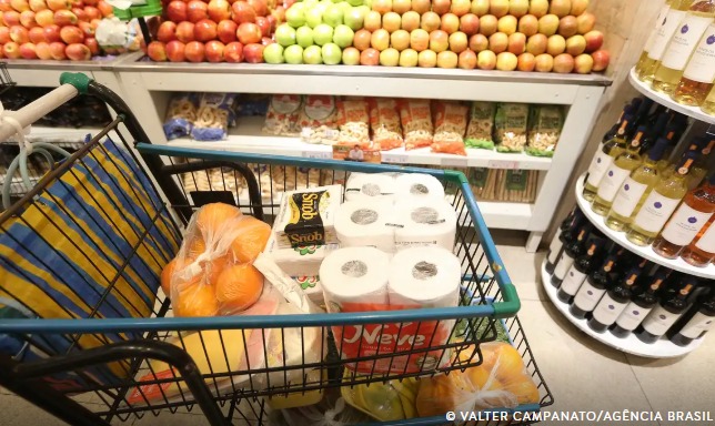 Cesta básica tem custo menor em 11 capitais, mostra Dieese