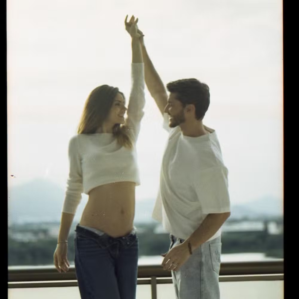 Camila Queiroz e Klebber Toledo anunciam gravidez