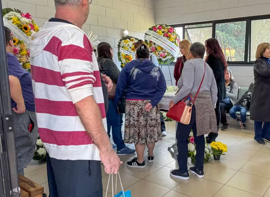 Corpo da cantora Sol é velado após amigos ajudarem com vaquinha 