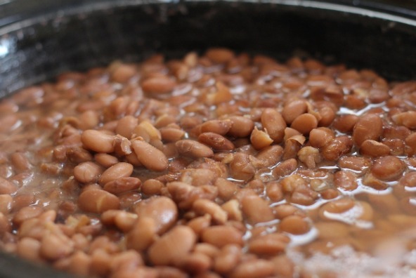 Feijão com possível veneno mata mulher e intoxica familiares em MG