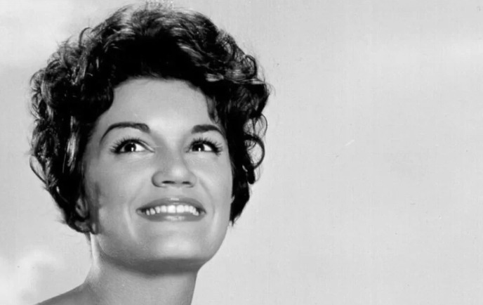 Morre Connie Francis, cantora americana de 'Pretty Little Baby', aos 87 anos