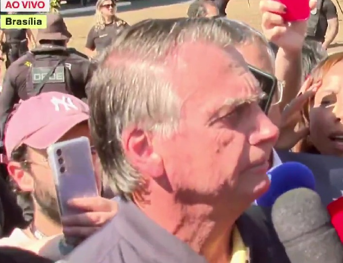 PF encontra pen drive escondido em banheiro da casa de Bolsonaro