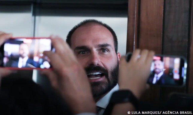 Eduardo Bolsonaro diz que não vai renunciar ao mandato de deputado
