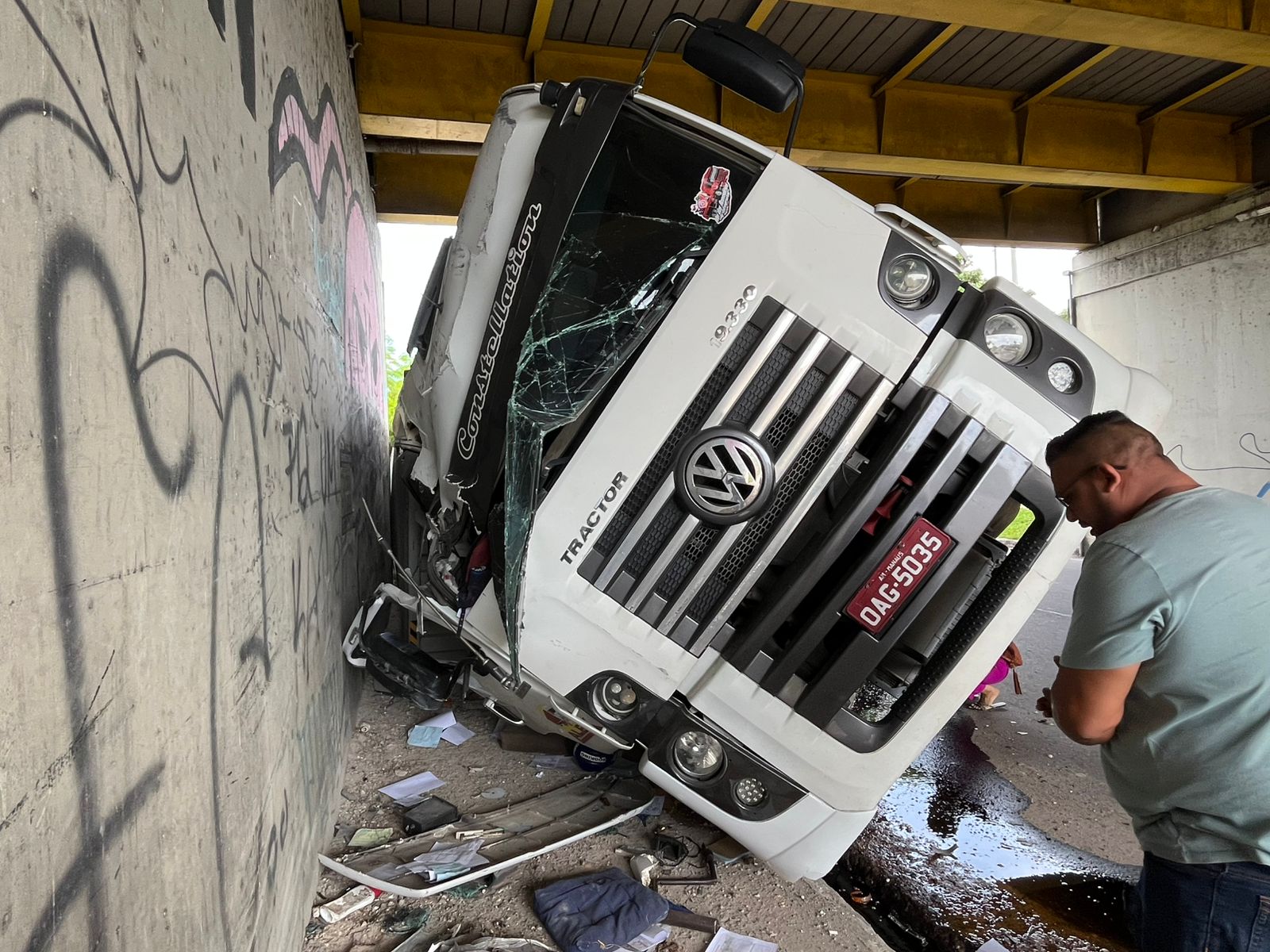 Carreta tomba em alça viária na Torquato Tapajós e deixa homem ferido