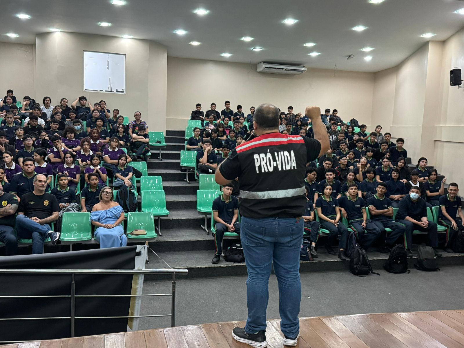 Polícia leva palestra de combate às drogas a estudantes do Valparaíso