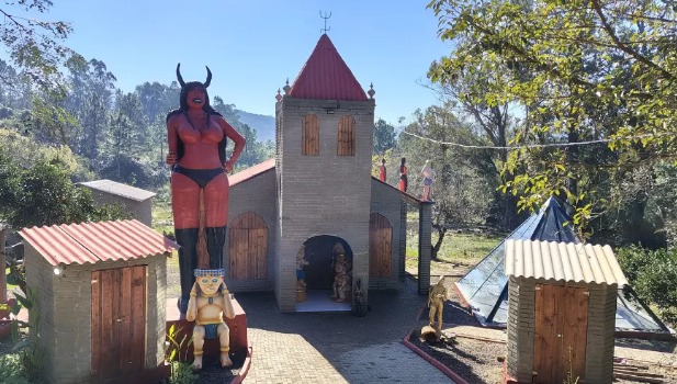 Igreja da Pombagira em Porto Alegre chama atenção com estátua de 9 metros