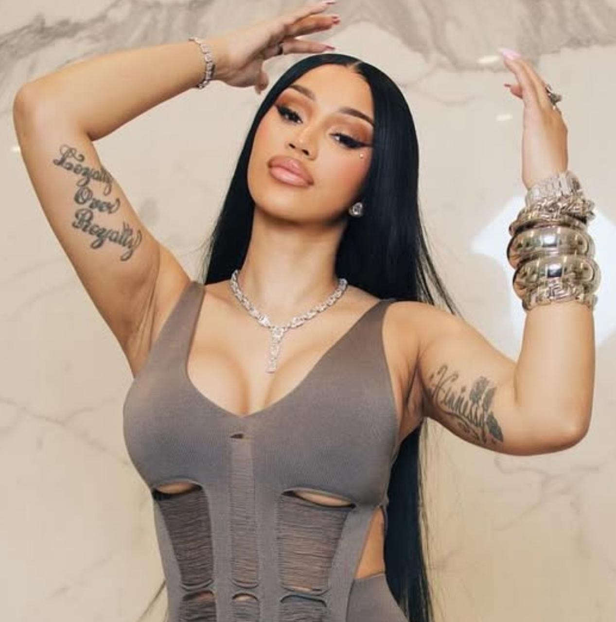 Cardi B é processada por fã atingida por microfone durante show 