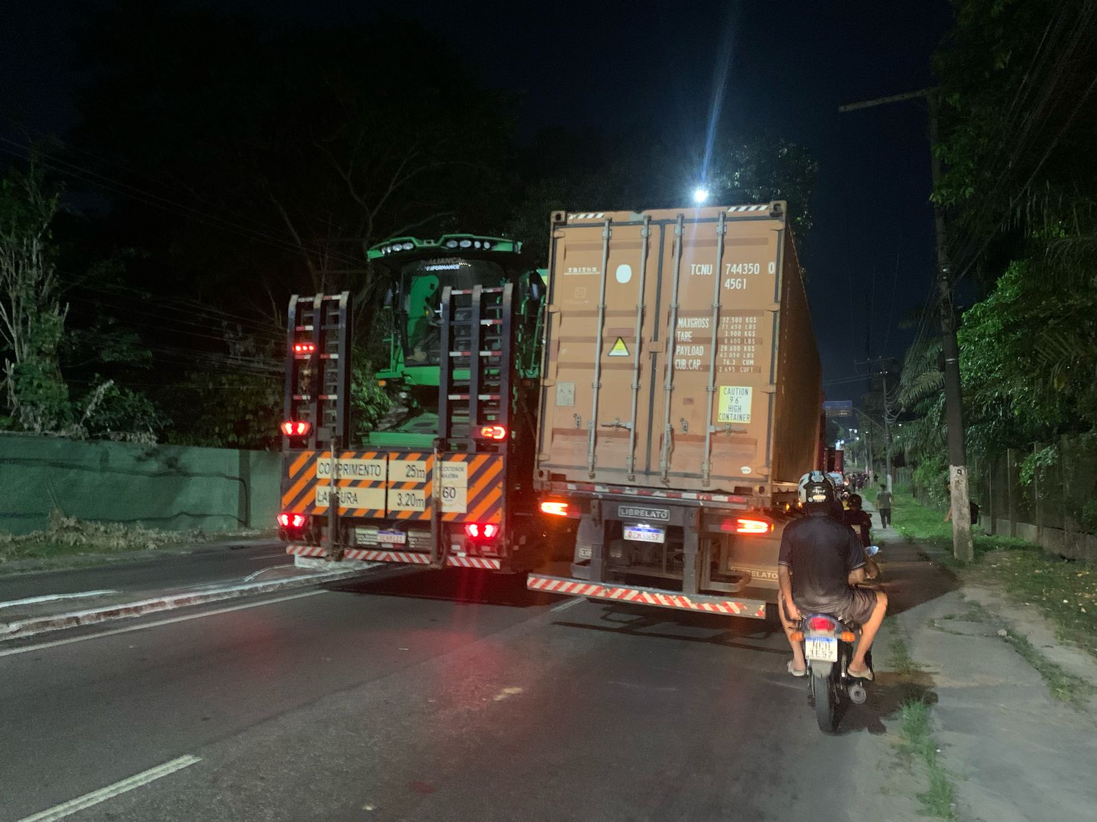 Motociclista fica ferido em acidente e carretas travam Av. Rodrigo Otávio