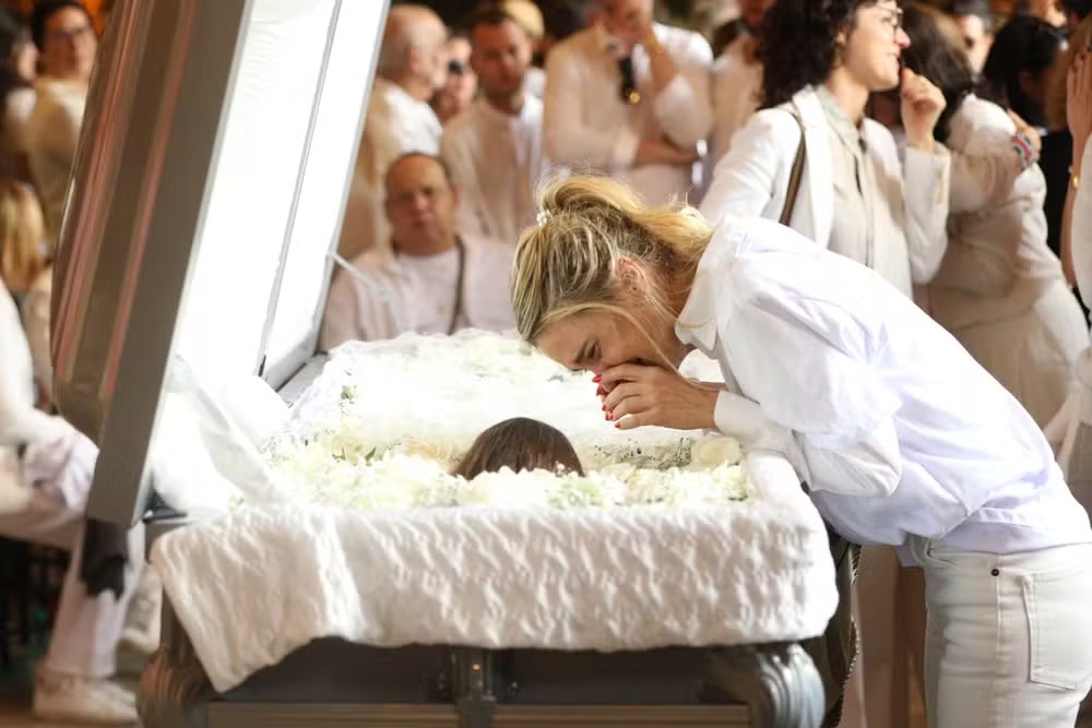 Carolina Dieckmmann se despede de Preta Gil aos prantos