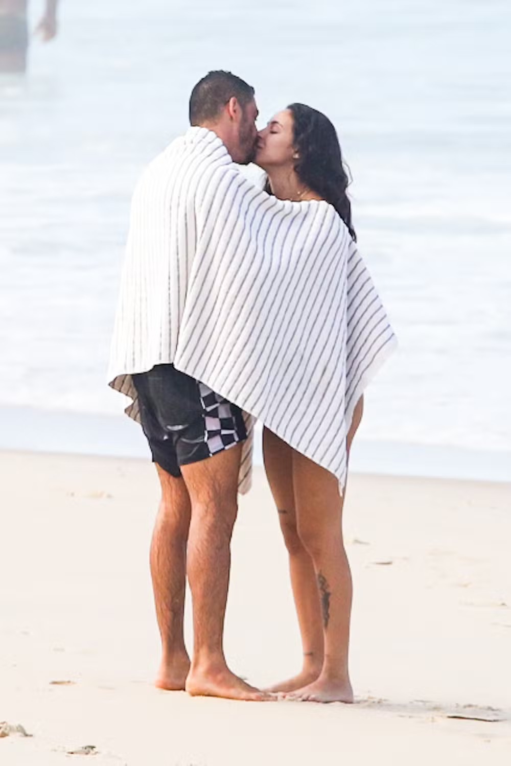 Cauã Reymond é flagrado aos beijos com nova namorada; veja fotos