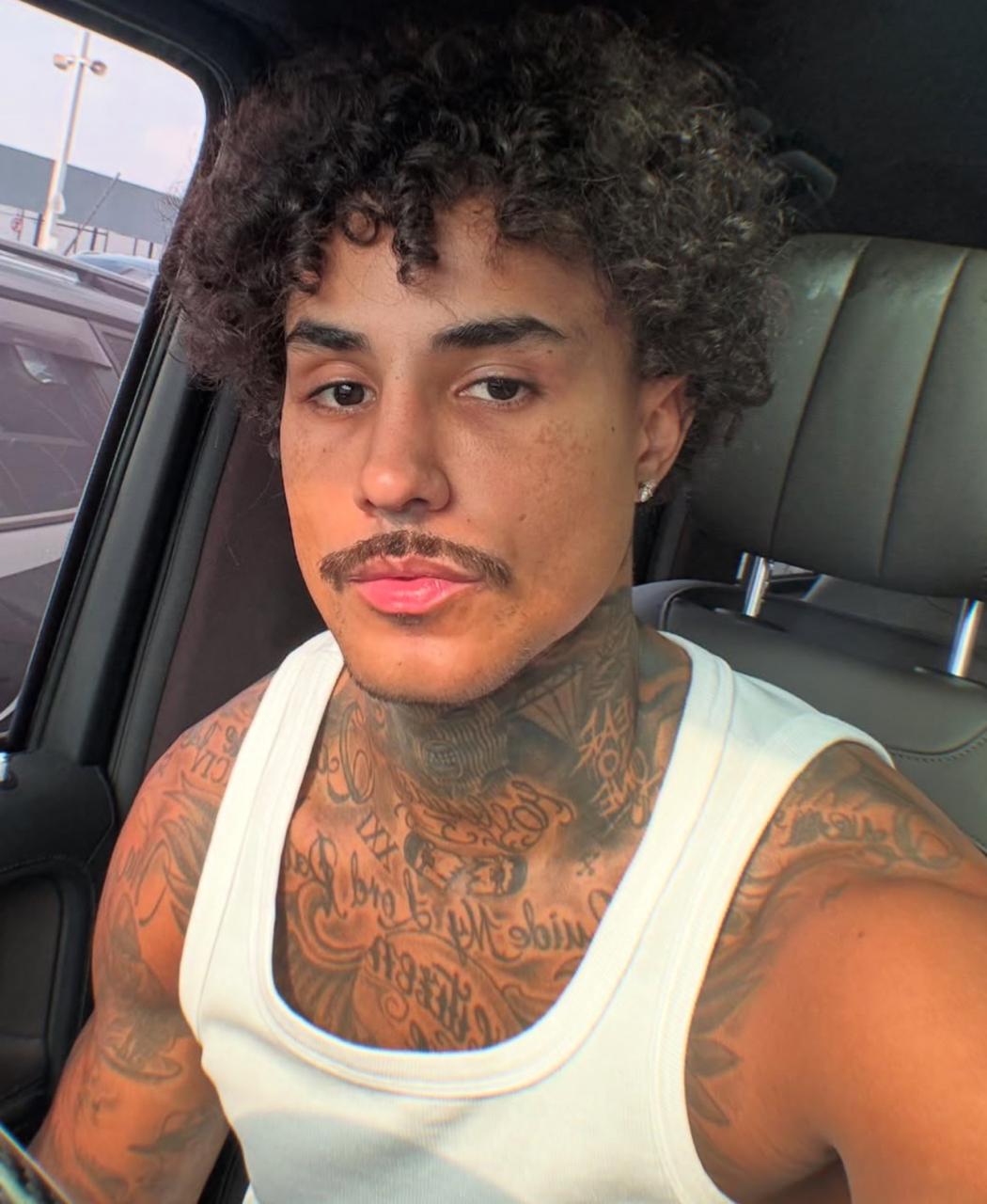 MC Livinho segue internado na UTI com sangramento no pulmão após acidente