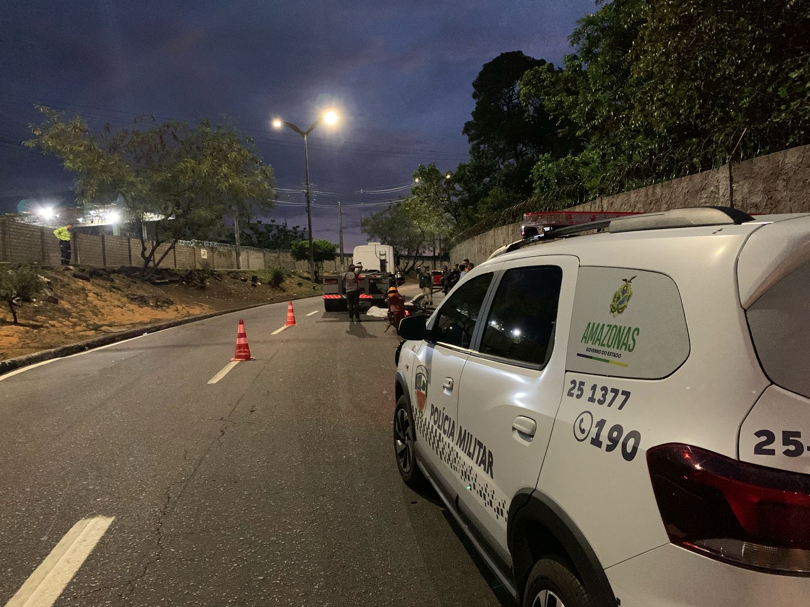 Motociclista tem cabeça esmagada por carreta em Manaus