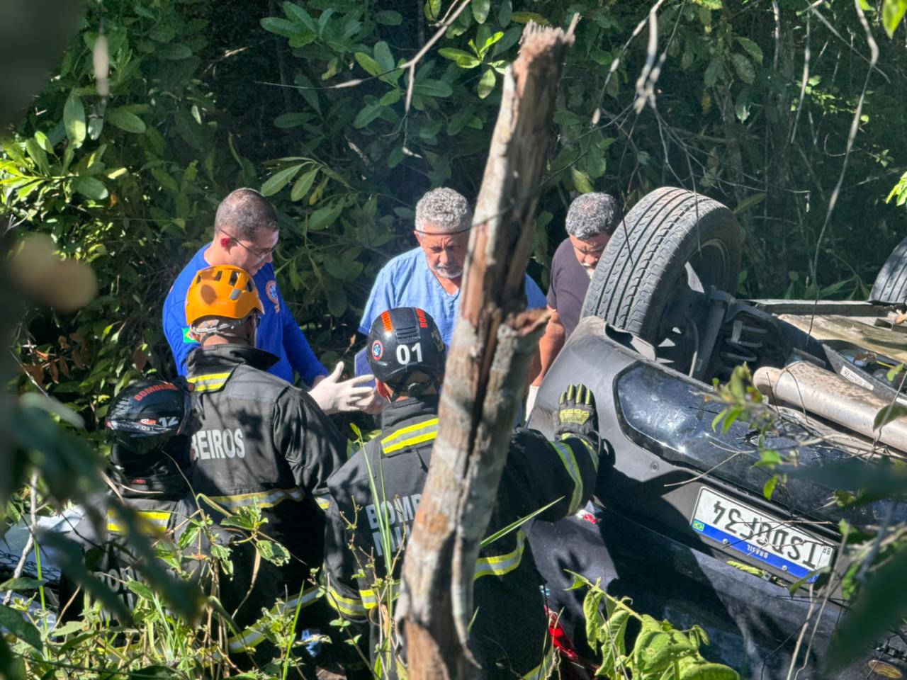 Motorista morre após carro bater em poste e capotar na Avenida do Turismo