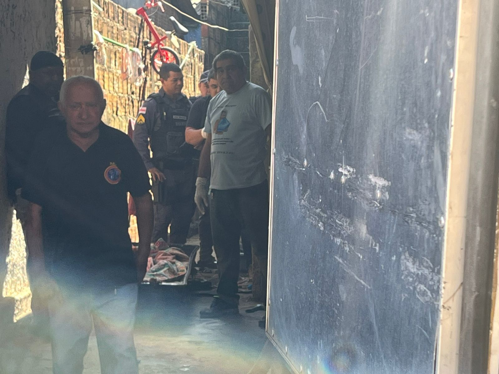 Criminosos crivam jovem de balas dentro de casa em Manaus