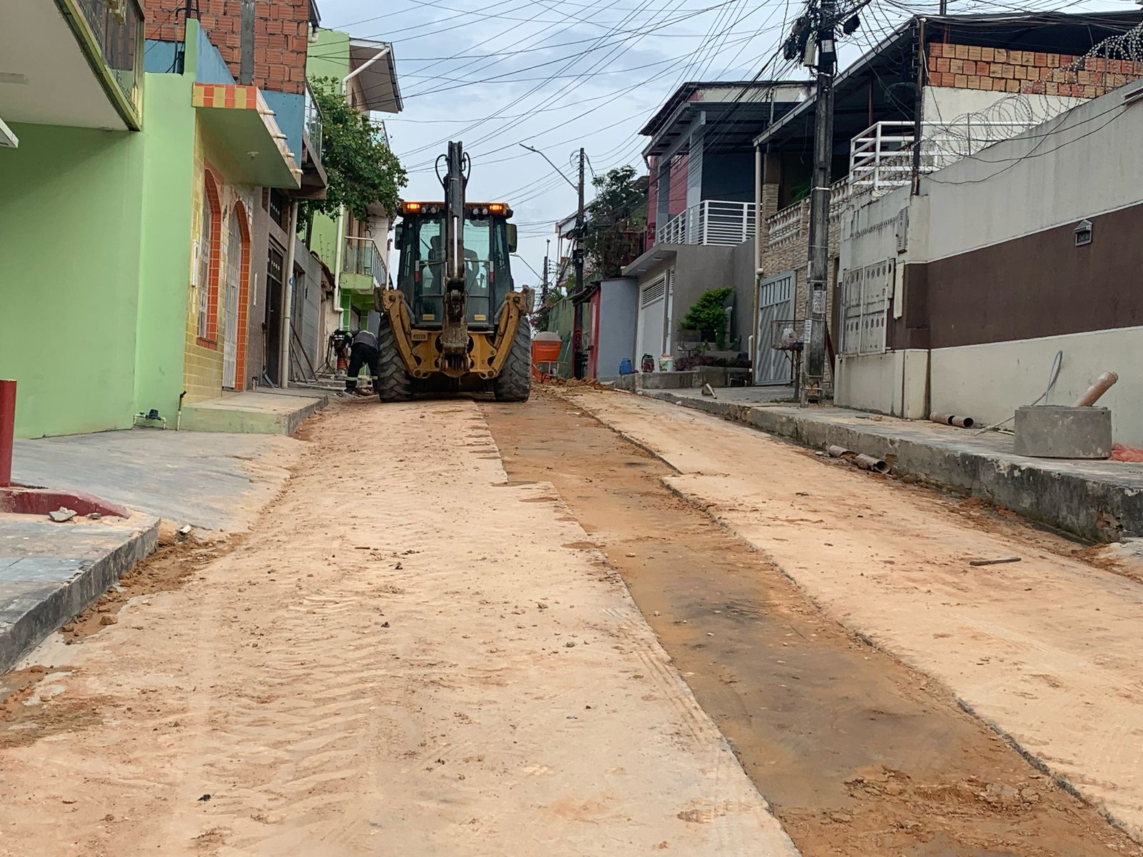 Moradores do Japiim sofrem com poeira e lamaçal devido obra demorada da Águas de Manaus