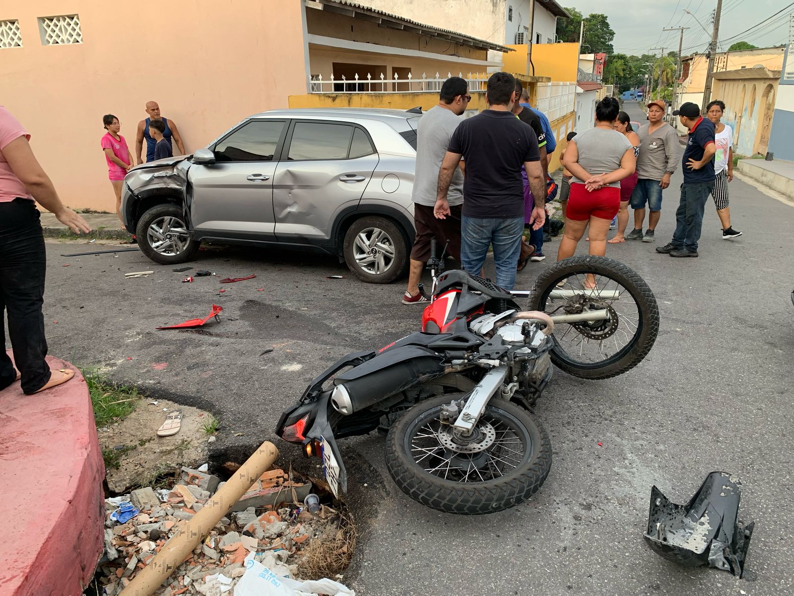 Motociclista sofre grave acidente e é arremessado contra muro no Japiim