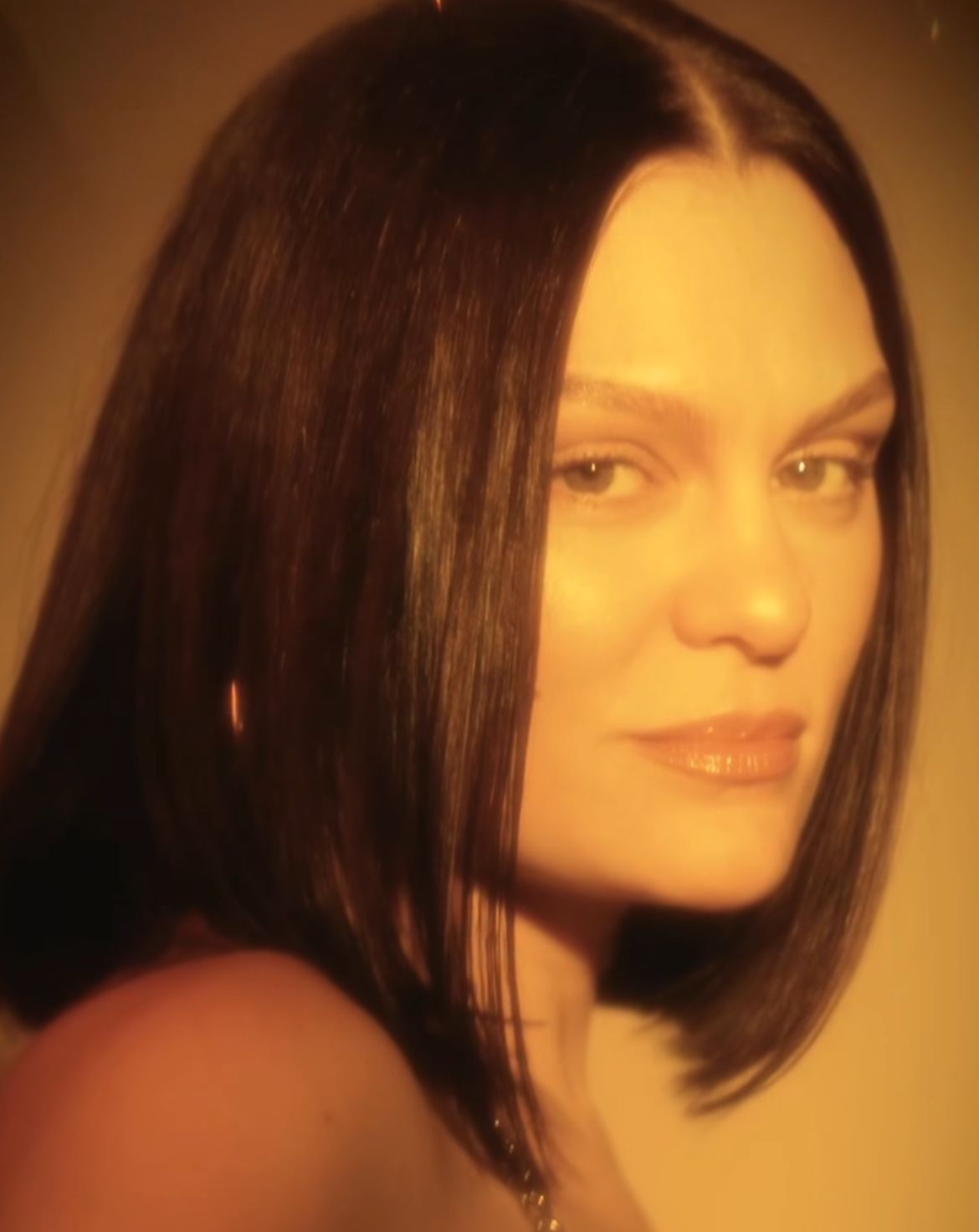 Jessie J anuncia nova cirurgia e mantém otimismo na luta contra o câncer