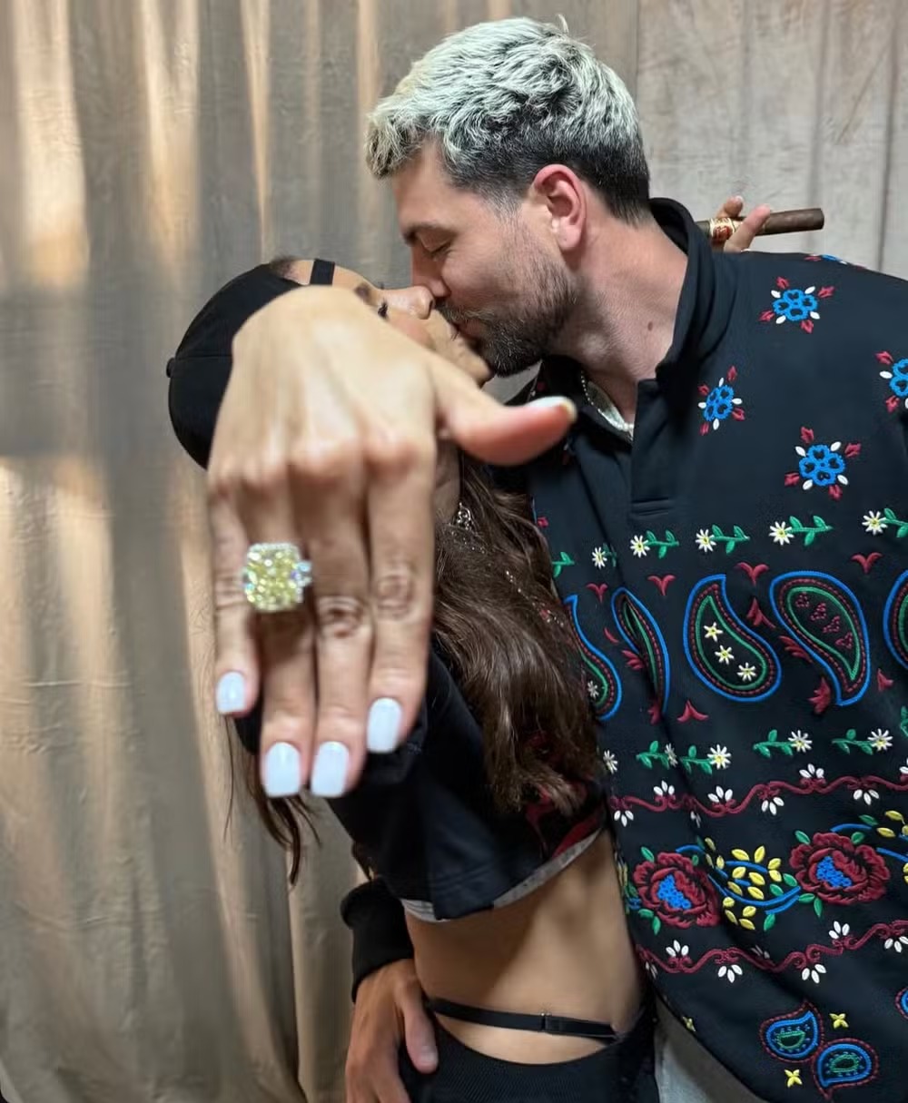 Anitta aparece com anel em foto de J Balvin e levanta suspeitas de noivado 
