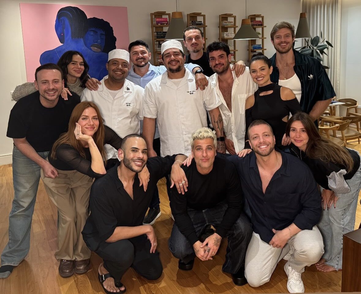 Bruna Marquezine reúne amigos em pré-festa de aniversário; vídeos
