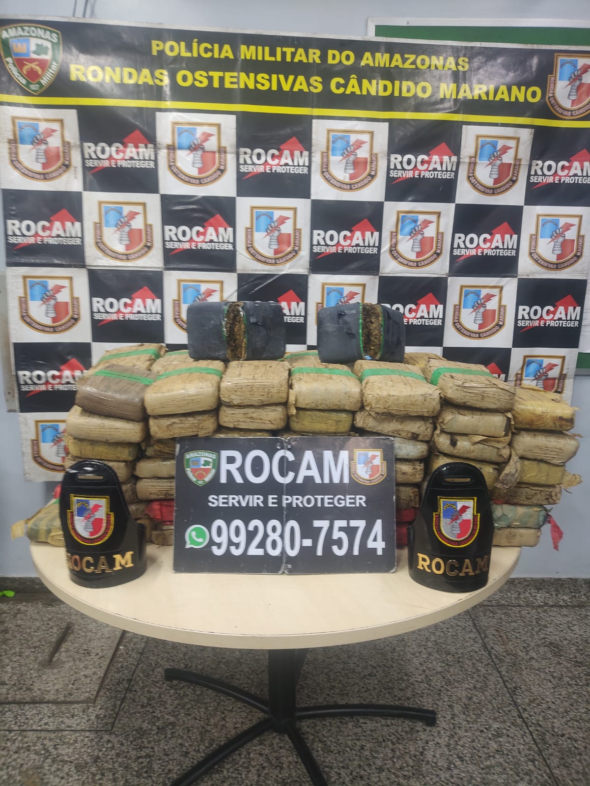 Grupo é flagrado descarregando lancha com carga de maconha em Manaus