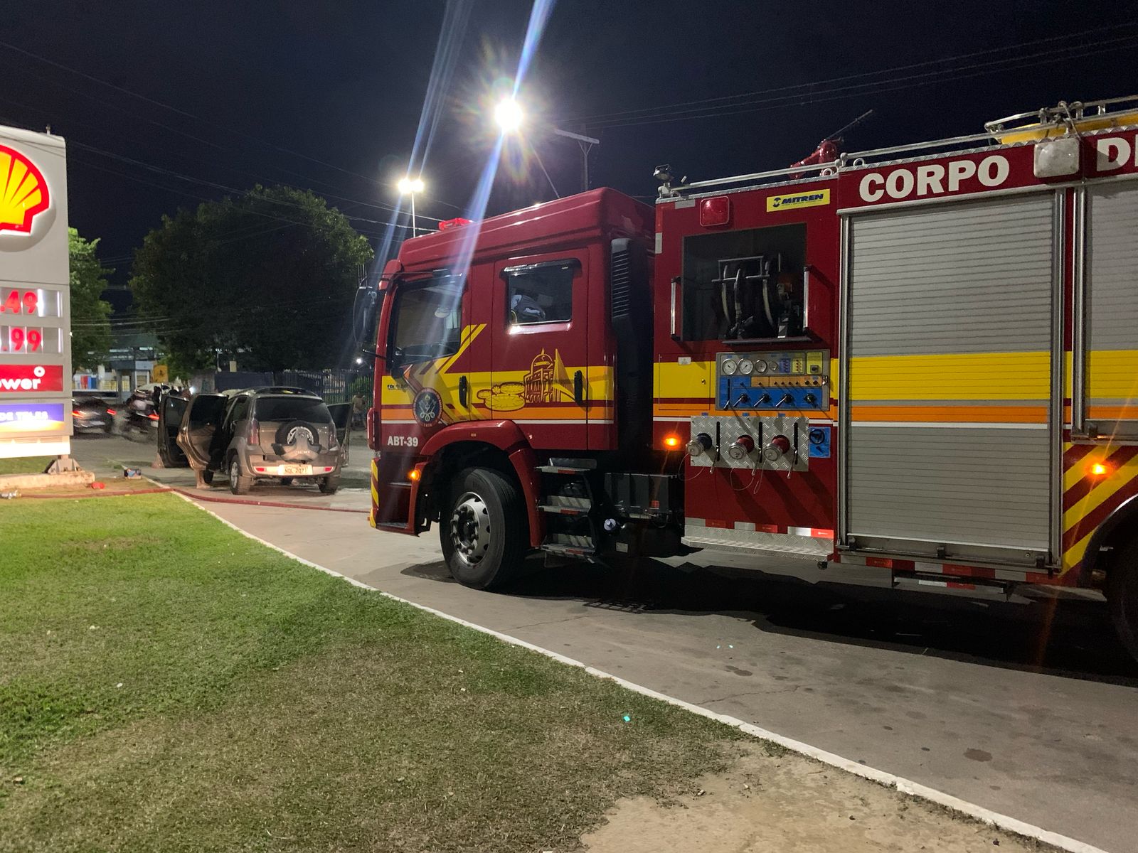 Carro pega fogo na frente de posto de combustíveis em Manaus
